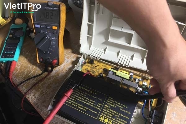 Kiểm tra thử nghiệm chạy tải thực tế bằng giàn tải điện trở công suất tại phòng Lab VietITPro