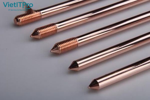 Cột đỡ kim thu sét và hệ thống dây chằng neo giữ
