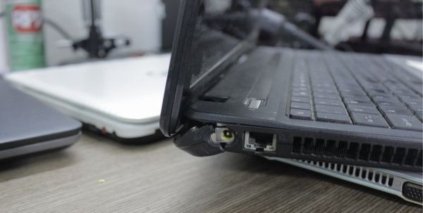 Hình ảnh kỹ thuật minh họa chi tiết cho Bung bản lề Laptop là do đâu và cách sửa chữa như thế nào? (Mới nhất) - Phòng Lab VietITPro