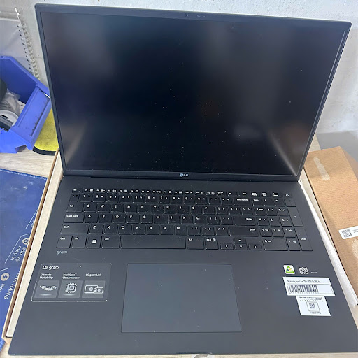 Máy tính xách tay/ Laptop LG Gram 17Z90S-G.AH78A5 (Ultra 7 155H) (Đen)